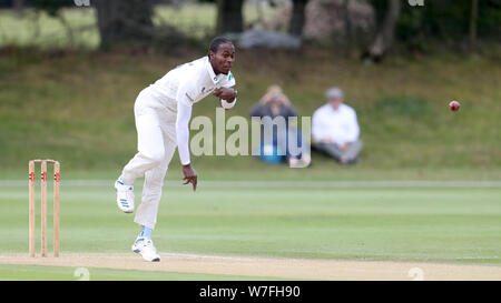 Le Sussex Jofra Archer bols au cours de la première journée de la deuxième match de championnat XI à Blackstone Academy la masse, Henfield. Banque D'Images