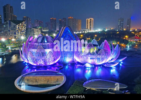 Vue de la nuit de l'architecture australienne Lotus Bâtiment par Studio 505 fermes au centre de la ville de Changzhou Wujin District de Jiangsu, de l'est pr Banque D'Images