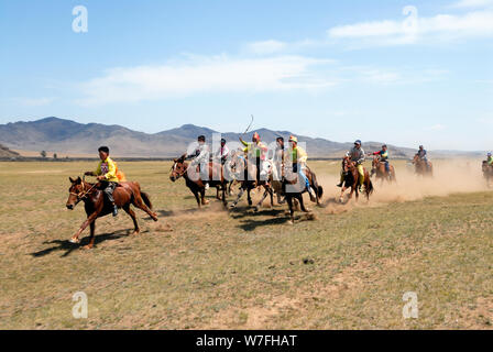 Une course de chevaux pendant la festival Naadam en Mongolie Banque D'Images