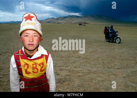 Portrait d'un enfant coureur participant à une course de chevaux pendant la festival Naadam en Mongolie Banque D'Images