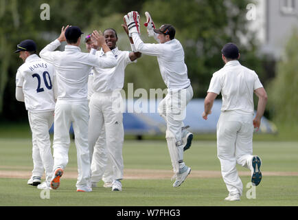 Le Sussex Jofra Archer célèbre en tenant le deuxième guichet de l manches au cours de la première journée du deuxième match de championnat XI à Blackstone Academy la masse, Henfield. Banque D'Images