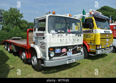 En 1979, un camion Volvo F7-31 Castor garé à côté d'un 1990 Scania 143-V8 à Torbay, juste à vapeur Churston, Devon, Angleterre, Royaume-Uni. Banque D'Images