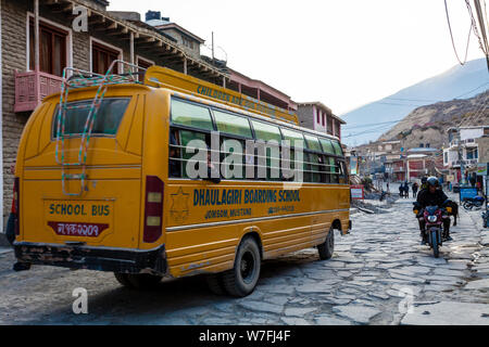 Jomsom, Népal - le 19 novembre 2015 : Les Jeunes passagers d'un autobus scolaire à l'école tôt le matin à Jomsom, Mustang, zone de conservation de l'Annapurna, au Népal. Banque D'Images