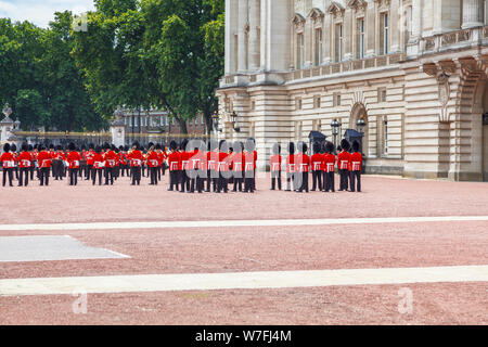 Des soldats en uniforme rouge traditionnelle, les membres de l'imprimeur de la Garde côtière canadienne, à la parade à la cérémonie de la relève de la garde à Buckingham Palace, Londres Banque D'Images