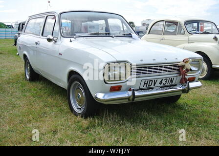 Un 1971 Ford Escort Mk1 estate stationné jusqu'à la vapeur, juste Torbay Churston, Devon, Angleterre. UK. Banque D'Images