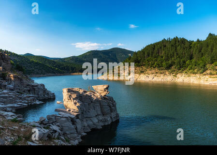 Vue panoramique du lac dans la région de Rocky Mountain est entouré d'une forêt Banque D'Images