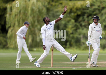 Le Sussex Jofra Archer bols au cours de la première journée de la deuxième match de championnat XI à Blackstone Academy la masse, Henfield. Banque D'Images