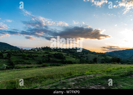 Coucher du soleil au-dessus de l'Est, la Bulgarie Rhodopes Banque D'Images