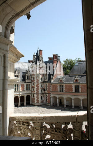 Château Royal de Blois, Loir-et-Cher, Centre, France. Cour d'honneur et la chapelle Saint-Calais Banque D'Images