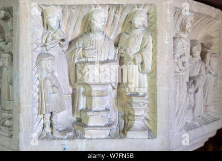 Église de Tous les Saints, Grand Glemham, Suffolk, Angleterre, Royaume-Uni - Sept Sacrement font illustrant le baptême Banque D'Images