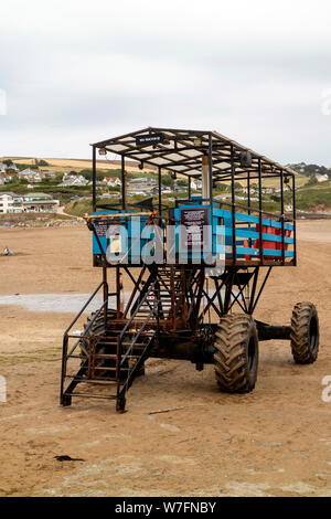 Bigbury on Sea, Devon, Angleterre, Royaume-Uni. Août 2019. Le tracteur de la mer III qui transporte les clients de l'hôtel à l'île de Burgh le chanteur quand la marée est en. Banque D'Images