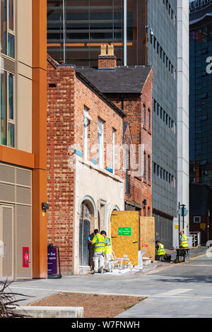 Une vue vers le haut la rue Fox d'Eastside Millennium Park sur Curzon Street montre des ouvriers de la restauration d'une maison historique, Birmingham, West Midlands, Royaume-Uni Banque D'Images