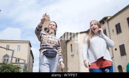 Deux jeunes femmes marchant dans la ville et à la recherche autour de - mi-shot Banque D'Images