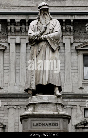 Leonardo da Vinci (1452-1519). Polymathe italien de la Renaissance. Statue qui couronne le monument à Leonardo da Vinci, par Pietro Magni, 1872. Piazza della Scala. Milan, Italie. Région de Lombardie. Banque D'Images