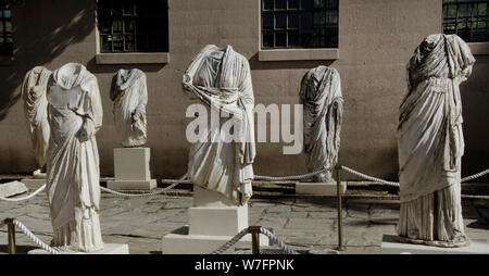 La Grèce. Des statues dans le musée archéologique d'Ancienne Corinthe. Banque D'Images