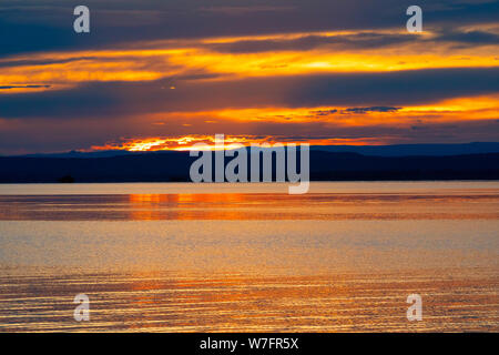 Coucher du soleil sur le lac Kariba, le plus grand lac artificiel au monde, le Zimbabwe Banque D'Images