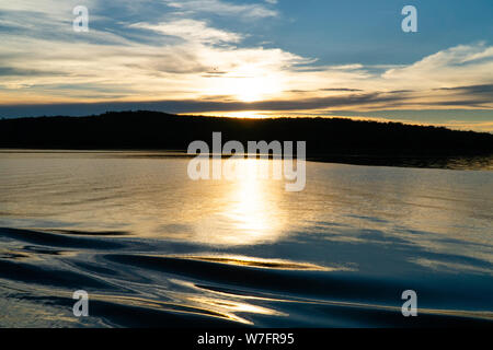 Coucher du soleil sur le lac Kariba, le plus grand lac artificiel au monde, le Zimbabwe Banque D'Images