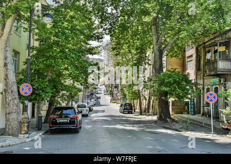 Baku, Azerbaïdjan - Le 9 mai 2019. Nizami street dans le district de Yasamal à Bakou, avec des voitures et des gens. Banque D'Images