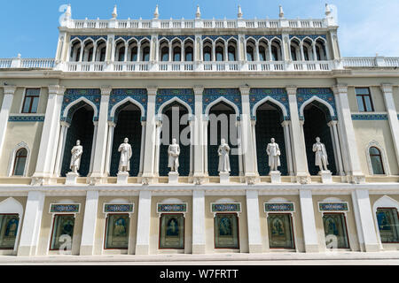 Baku, Azerbaïdjan - Le 9 mai 2019. Vue extérieure de la littérature Nizami Museum à Bakou, avec statue-remplie d'arcs. Les chiffres montrent une grande partie Azerbaïdjanaise Banque D'Images