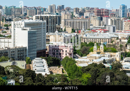 Baku, Azerbaïdjan - 11 mai, 2019. Vue sur Bakou, avec le président de l'Administration, le Philharmonic Hall et d'autres quartiers résidentiels et commercia Banque D'Images