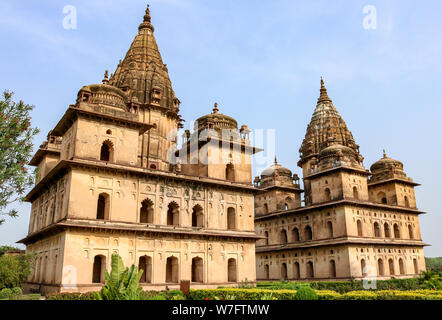 Cénotaphe chhatries près de la rivière Betwa à Orchha, Inde Banque D'Images