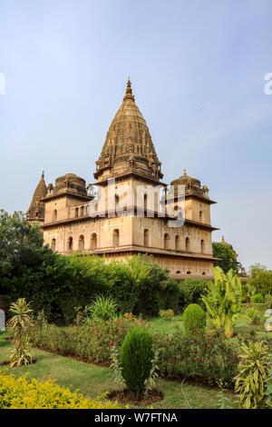 Cénotaphe chhatries près de la rivière Betwa à Orchha, Inde Banque D'Images