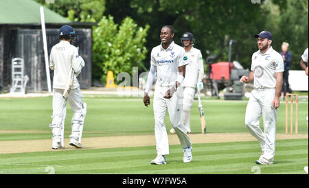 Henfield UK 6 août 2019 - Angleterre fast bowler Jofra Archer célèbre comme il prend un guichet pour la deuxième équipe de cricket de Sussex 11 secondes au Gloucestershire contre Blackstone cricket ground près de Henfield juste au nord de Brighton . Jofra Archer est l'espoir de prouver sa forme physique afin qu'il puisse jouer contre l'Australie dans le prochain test match Crédit photo : Simon Dack / Alamy Live News Banque D'Images