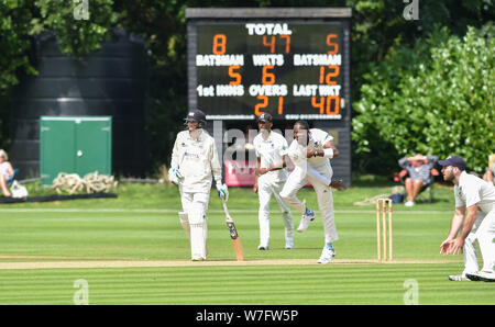 Henfield UK 6 août 2019 - Angleterre fast bowler Jofra Archer en action pour la seconde équipe de cricket de Sussex 11 secondes au Gloucestershire contre Blackstone cricket ground près de Henfield juste au nord de Brighton . Jofra Archer est l'espoir de prouver sa forme physique afin qu'il puisse jouer contre l'Australie dans le prochain test match Crédit photo : Simon Dack / Alamy Live News Banque D'Images