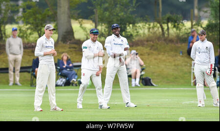 Henfield UK 6 août 2019 - Angleterre fast bowler Jofra Archer semble détendu comme il champs dans le Sussex pour l'équipe de cricket de deuxième 11 secondes à l'encontre de Gloucestershire cricket ground Blackstone près de Henfield juste au nord de Brighton . Jofra Archer est l'espoir de prouver sa forme physique afin qu'il puisse jouer contre l'Australie dans le prochain test matchCredit : Simon Dack / Alamy Live News Banque D'Images