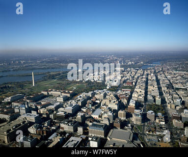 Vue aérienne de Washington, D.C., avec le Washington Monument et le Lincoln Memorial lointain Banque D'Images