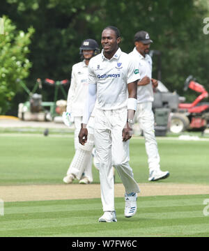 Henfield UK 6 août 2019 - Angleterre fast bowler Jofra Archer célèbre comme il prend un guichet pour la deuxième équipe de cricket de Sussex 11 secondes au Gloucestershire contre Blackstone cricket ground près de Henfield juste au nord de Brighton . Jofra Archer est l'espoir de prouver sa forme physique afin qu'il puisse jouer contre l'Australie dans le prochain test match Crédit photo : Simon Dack / Alamy Live News Banque D'Images