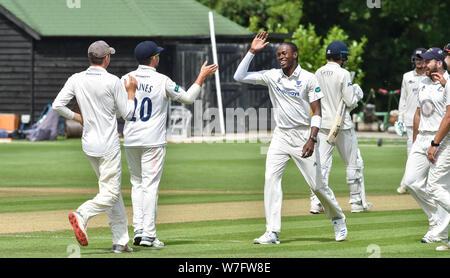 Henfield UK 6 août 2019 - Angleterre fast bowler Jofra Archer célèbre comme il prend un guichet pour la deuxième équipe de cricket de Sussex 11 secondes au Gloucestershire contre Blackstone cricket ground près de Henfield juste au nord de Brighton . Jofra Archer est l'espoir de prouver sa forme physique afin qu'il puisse jouer contre l'Australie dans le prochain test match Crédit photo : Simon Dack / Alamy Live News Banque D'Images