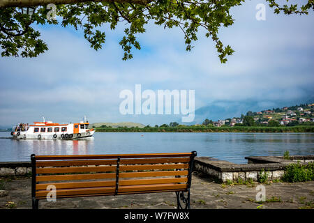 IOANNINA, GRÈCE - juin 6, 2019 - Petit old rusty orange et blanc croisière traversier transporte les passagers sur le lac Pamvotis près de belle sma Banque D'Images