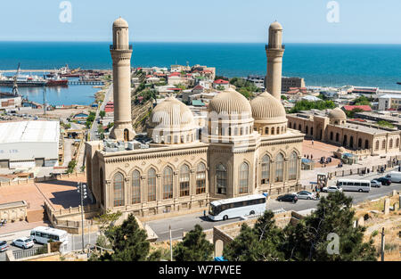 Bibi-Heybat, Baku, Azerbaïdjan - 12 mai, 2019. Vue sur la mosquée de Bibi-Heybat à Bakou, avec des installations de chantier, de la mer Caspienne et de règlement Bibi-Heybat j Banque D'Images