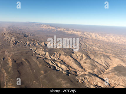 Vue aérienne d'une partie de la faille de San Andreas en Californie, montagnes de la Sierra Madre, à mi-chemin entre Bakersfield et Santa Barbara Banque D'Images