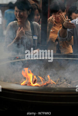Tokyo, Japon - 17 juin 2019 : Les gens se rassemblent autour de l'encens à Sensō-ji à Asakusa, Tokyo. Les visiteurs croient que la fumée de l'encens Banque D'Images