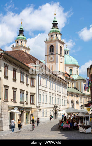 Les gens à marcher en direction de la cathédrale catholique romaine de la cathédrale de Ljubljana sur Cyril Methodius Square Vieille Ville Ljubljana Slovénie eu Europe Banque D'Images