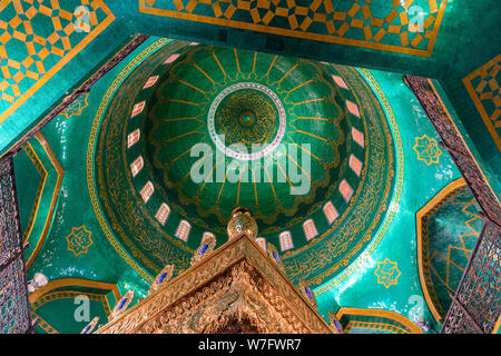 Bibi-Heybat, Baku, Azerbaïdjan - 12 mai, 2019. Vue de l'intérieur de la coupole de la mosquée de Bibi-Heybat à Bakou, décorées dans des tons de vert et turquoise mosa Banque D'Images