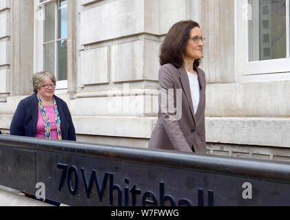 Theresa Villiers MP (Conservateur - Chipping Barnet) récemment nommé ministre de l'environnement venant avec Thérèse Coffey MP de présider un cobra m'urgence Banque D'Images