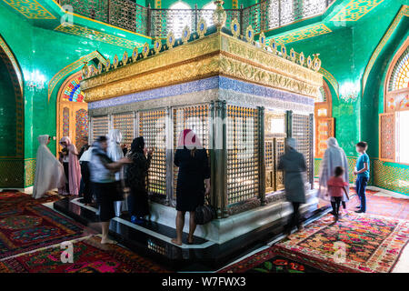 Bibi-Heybat, Baku, Azerbaïdjan - 12 mai, 2019. Tombe de Ukeyma Khanum, un descendant du prophète Muhammad, à l'intérieur de la mosquée de Bibi-Heybat à Bakou, avec blu Banque D'Images