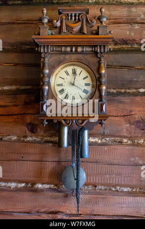 Ancienne pendule en bois accrochée à un mur. Banque D'Images