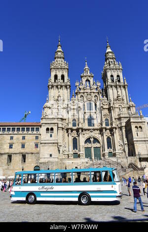 Cathédrale avec vieux bus et de pèlerins. Santiago de Compostela, Espagne. Le 28 juillet 2019. Banque D'Images