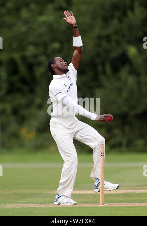 Le Sussex Jofra Archer bols au cours de la première journée de la deuxième match de championnat XI à Blackstone Academy la masse, Henfield. Banque D'Images