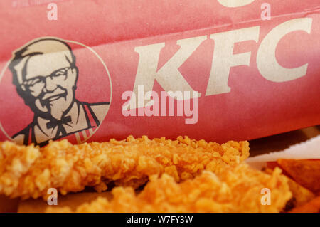 Moscou, Russie, le 11 octobre 2018 : KFC poulet, frites et boissons dans un restaurant KFC. Banque D'Images