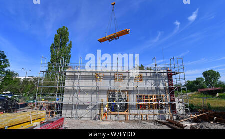 Erfurt, Allemagne. Le 06 août, 2019. Le site de construction d'une centrale hydroélectrique est une gare de la tournée d'été du ministre de l'Environnement du Land de Thuringe (Siegesmund Bündnis90/Die Grünen). La visite conduit sur 9 jours et 24 stations le long de la verte et la bande bleue en Thuringe. Au bord de l'enceinte de l'exposition Jardin fédéral 2021 à Erfurt, une nouvelle station d'énergie hydroélectrique est en cours de construction pour générer de l'énergie et d'irriguer les prés et champs. Crédit : Martin Schutt/dpa-Zentralbild/dpa/Alamy Live News Banque D'Images