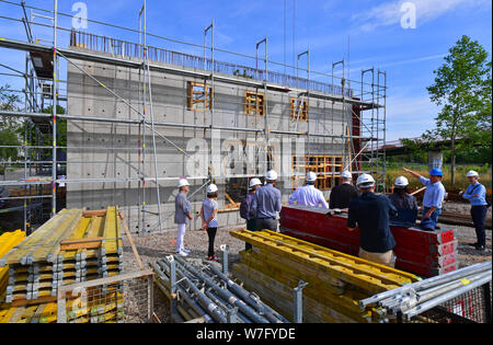 Erfurt, Allemagne. Le 06 août, 2019. Le site de construction d'une centrale hydroélectrique est une gare de la tournée d'été du ministre de l'Environnement du Land de Thuringe (Siegesmund Bündnis90/Die Grünen). La visite conduit sur 9 jours et 24 stations le long de la verte et la bande bleue en Thuringe. Au bord de l'enceinte de l'exposition Jardin fédéral 2021 à Erfurt, une nouvelle station d'énergie hydroélectrique est en cours de construction pour générer de l'énergie et d'irriguer les prés et champs. Crédit : Martin Schutt/dpa-Zentralbild/dpa/Alamy Live News Banque D'Images