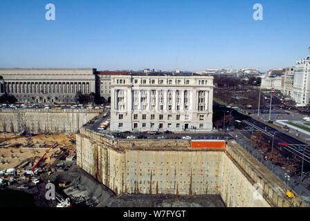 Vue aérienne montrant la construction du bâtiment de Ronald Reagan et Centre du commerce international, qui a ouvert ses portes en 1998, Washington, D.C. Banque D'Images