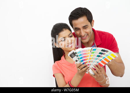 Jeune couple choisissant des couleurs à partir de l'échantillon de couleur Banque D'Images