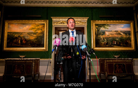 Taoiseach Leo Varadkar parlant aux médias, après avoir visité le Château de Hillsborough à Hillsborough, en Irlande du Nord. Banque D'Images