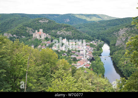 Ville médiévale et dans le château Hardegg Parc national Thayatal vu de dessus. Banque D'Images